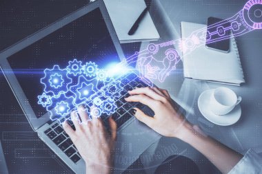 Bilgisayar ve veri temalı hologram çizimlerinde çalışan kadın elleri çift pozlama. Teknoloji kavramı.