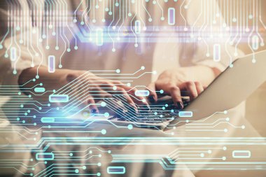 Bilgisayar ve veri temalı hologram çizimlerinde çalışan kadın elleri çift pozlama. Teknoloji kavramı.