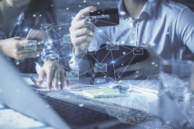 Bir kredi kartı ve sinek hologramı çizimi ile internetten alışveriş yapan kadın ve erkeğin çifte pozu. E- posta konsepti.