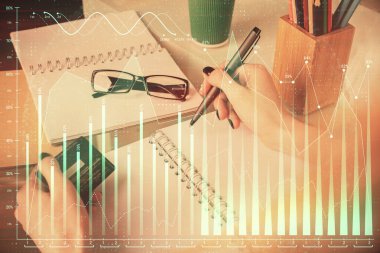 İnternetten alışveriş yapan kadının elinde kredi kartı ve mali grafik çizimi var. Borsa E-ticaret kavramı.