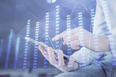 Bir adamın elini tutarken ve dijital bir cihaz ve ön grafik çizimi kullanırken çift pozlama. Finansal piyasa kavramı.
