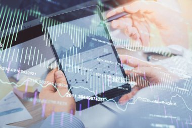 Bir adamın elini tutarken ve bir telefon ve finansal çizim kullanırken çift pozlama. Pazar analizi kavramı.