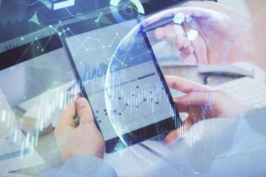 Bir adamın elini tutarken ve bir telefon ve finansal çizim kullanırken çift pozlama. Pazar analizi kavramı.