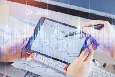 Bir adamın elini tutarken ve bir telefon ve finansal çizim kullanırken çift pozlama. Pazar analizi kavramı.