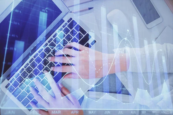 Dupla Exposição Das Mãos Mulher Trabalhando Computador Gráfico Forex Holograma — Fotografia de Stock