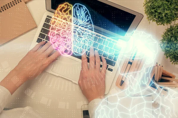 女性の手の二重露出は コンピュータとArメガネホログラム図面で男に取り組んでいます トップビュー 仮想現実の概念 — ストック写真
