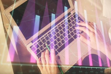 Bilgisayar ve ön x çizim hologramı üzerinde çalışan kadın elleri çift pozlama. Üst Manzara. Mali analiz kavramı.