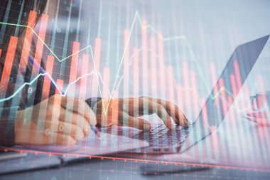 İş kadınlarının bilgisayar ve ön grafik hologram çizimlerini yazarken çift pozlama. Mali analiz kavramı.