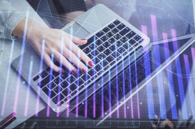 İşkadını ellerinin bilgisayar ve finansal grafik hologramı çizimlerinde çifte pozlama. Borsa analizi kavramı.