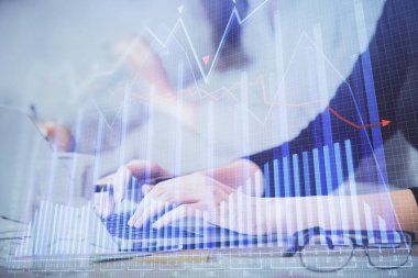 Bilgisayarda ve finansal grafik hologramında yazı yazan kadın ellerine çoklu maruz kalma. Borsa analizi kavramı.