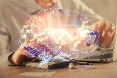 Kredi kartı ve beyin temalı çizimlerle bilgisayarda yazarken çift pozlama. E-ticaret ve yapay zeka kavramı.