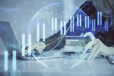 Çevrimiçi alışveriş yapan bir kadının elinde kredi kartı ve mali grafik çizimi tutarken iki kez görüntülenmiş. Borsa E-ticaret kavramı.