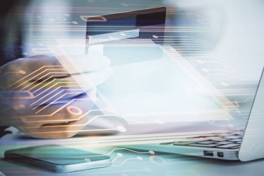 Kredi kartı ve veri temalı hologram çizimi tutan bir kadının online alışverişine iki kez maruz kalışı. E-ticaret kavramı.