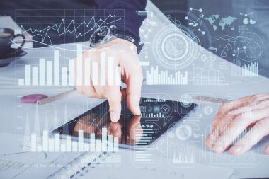 Bir adamın elini tutarken ve dijital bir cihaz ve ön grafik çizimi kullanırken çift pozlama. Finansal piyasa kavramı.