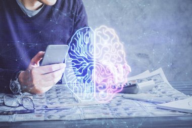 Bir adamın elini tutarken ve dijital bir cihaz ve beyin hologramı çizerken çift pozlama. Veri kavramı.