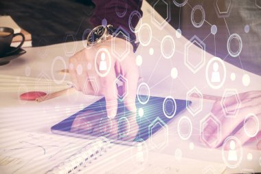 Bir adamın elini tutarken ve telefon ve sosyal ağ teması kullanırken çift pozlama.