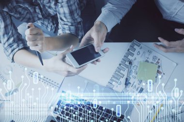 Veri temalı hologram çizimine çifte maruz kalma ve birlikte çalışan erkek ve kadın mobil bir cihaz kullanıyor..