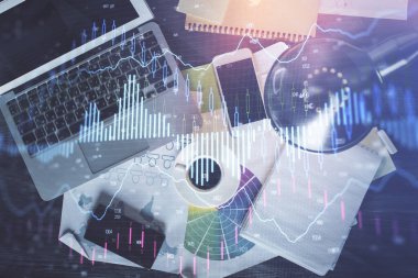 Finans piyasası grafiği ve masaüstü bilgisayarının üst görüntüsü. Çoklu maruz kalma. Yatırım kavramı.