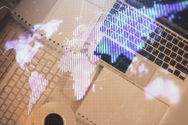 Masaüstü arkaplanındaki bilgisayarın üzerinde iş temalı hologram çizimleri. Üst Manzara. Çoklu maruz kalma. Uluslararası bağlantılar kavramı.