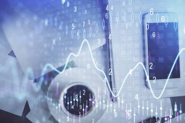 Forx grafik hologramının telefonlu masaüstü üzerinde çoklu pozlandırılması. Üst Manzara. Mobil ticaret platformu kavramı.
