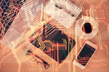 Teknoloji temalı çizimlerin çoklu pozu telefon ile masanın üzerinde. Üst Manzara. Yüksek teknoloji kavramı.