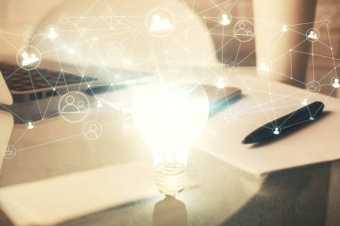 Ampul çizimi ve cep telefonu arkaplanı çift pozlu. Fikir kavramı