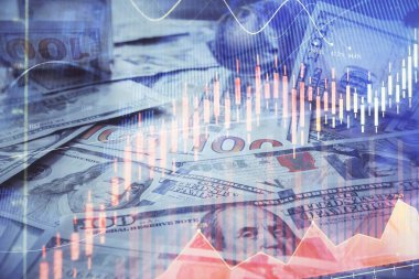 Forx grafiğinin çok sayıda görüntüsü bize dolar banknotları arka planında görünüyor. Finansal başarı piyasası kavramı.