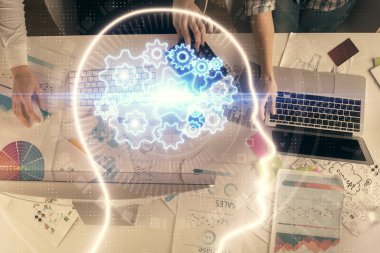 Kadın ve erkeğin birlikte çalıştığı ve beyinlerinin hologram çekerken çift pozlama. Zihinsel beyin fırtınası konsepti. Bilgisayar arkaplanı.