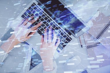 Bilgisayar ve veri temalı hologram çizimlerinde çalışan kadın elleri çift pozlama. Üst Manzara. Teknoloji konsepti.