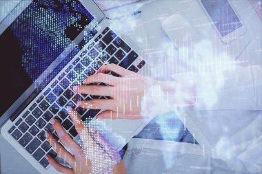 Bilgisayar ve ön x çizim hologramı üzerinde çalışan kadın elleri çift pozlama. Üst Manzara. Mali analiz kavramı.