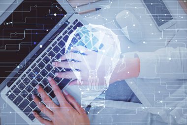 Bilgisayar ve ampul hologramı çizimleri üzerinde çalışan kadın elleri çift pozlama. Üst Manzara. Fikir kavramı.