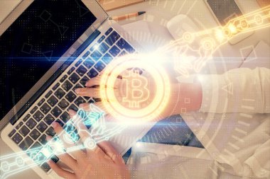 Bilgisayarda çalışan kadın elleri ve engelleme temalı hologram çizimleri. Üst Manzara. Bitcoin kripto para birimi kavramı.