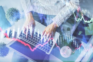 Bilgisayar ve ön x çizim hologramı üzerinde çalışan kadın elleri çift pozlama. Üst Manzara. Mali analiz kavramı.