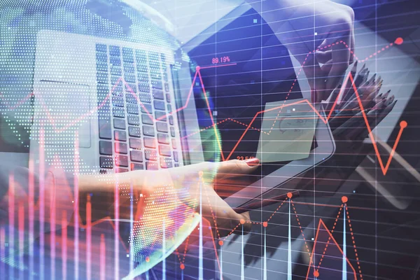Dubbele Blootstelling Van Zakenvrouw Handen Typen Computer Financiële Grafiek Hologram — Stockfoto