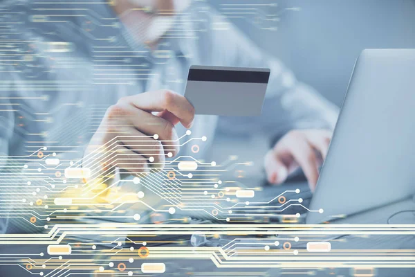 Elinde kredi kartı ve veri teması çizimi olan bir adamın ellerine iki kez maruz kalmış. E-ticaret ve teknoloji kavramı.