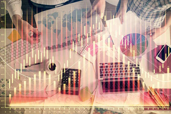 Dubbele Blootstelling Van Man Vrouw Die Samenwerken Financiële Grafiek Hologram — Stockfoto