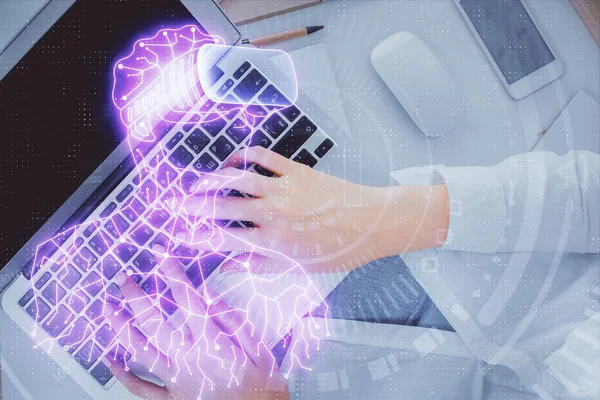 女性双手在电脑上的双重曝光和男性在玻璃全息图上的双重曝光 顶视图 虚拟现实概念 — 图库照片