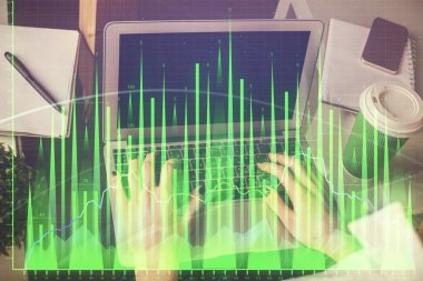 Bilgisayarda ve ön x grafik hologram çiziminde kadın eli yazarken çift pozlama. Borsa yatırım kavramı.