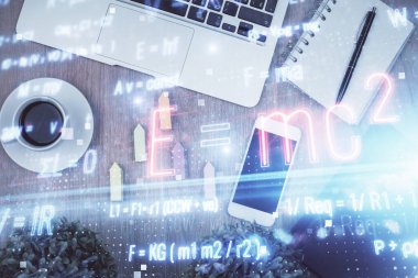 Formülün telefon ile masanın üzerine çizilmesinin iki katı. Üst Manzara. Eğitim kavramı.