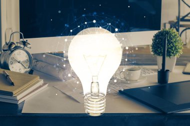 Bilgisayar ofisinde ampul simgesi hologramıyla birlikte. Çifte maruziyet. Fikir kavramı.