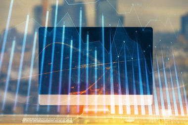 Arka planda eski pazar grafik hologramı ve kişisel bilgisayar var. Çifte maruziyet. Yatırım kavramı.