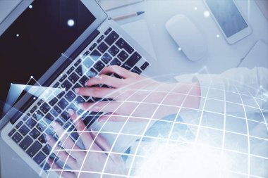 Bilgisayar ve dünya haritası çizimleri üzerinde çalışan kadın elleri çift pozlama. Üst Manzara. Uluslararası iş kavramı.