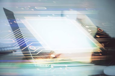 Bilgisayar ve veri temalı hologram çizimleri üzerinde çalışan kadın ellerine çok fazla maruz kalma. Teknoloji kavramı.