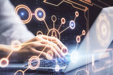 Kadın elinin bilgisayar ve sosyal ağ temalı hologram çizimlerinde çifte pozlama. Halk medyası kavramı.