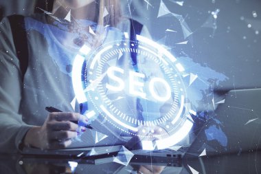 Bilgisayar ve seo hologram çizimleri üzerinde çalışan kadın elleri çift pozlama. internet arama kavramı.