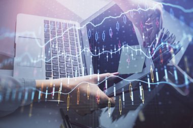 İşkadını ellerinin bilgisayar ve finansal grafik hologramı çizimlerinde çifte pozlama. Borsa analizi kavramı.