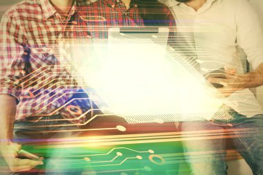 Veri temalı hologram çizimine çifte maruz kalma ve birlikte çalışan erkek ve kadın mobil bir cihaz kullanıyor..