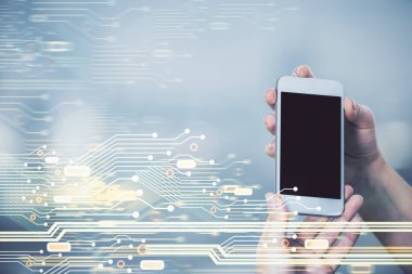 Teknolojiye çifte maruz kalma, hologram ve cep telefonu kullanan bir kadın..