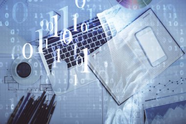 Bilgisayarlı çalışma masası arkaplanının üst görüntüsü üzerinde hologram çizimi yapılan çok sayıdaki veriye maruz kalma. Teknoloji kavramı.