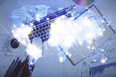 Masaüstü arkaplanındaki bilgisayarın üzerinde iş temalı hologram çizimleri. Üst Manzara. Çoklu maruz kalma. Uluslararası bağlantılar kavramı.